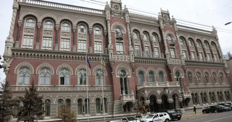 Валюта, готівка та покупки за кордоном: НБУ переписав ліміти для українців
