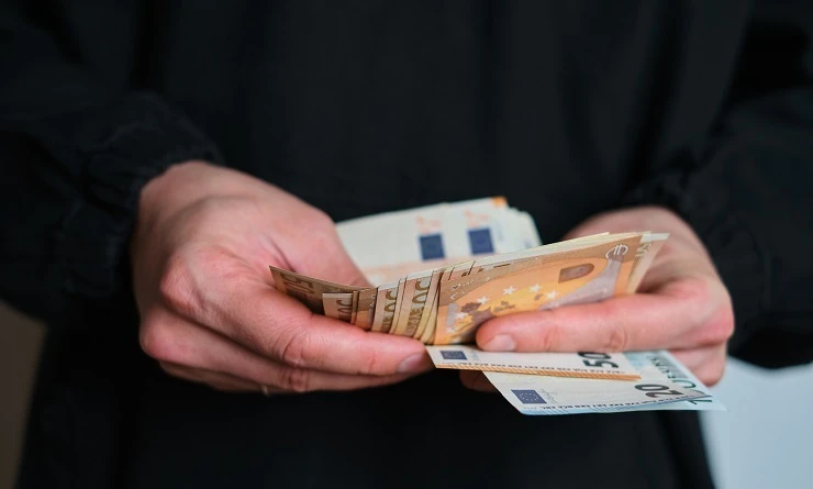 Перекази з-за кордону через небанківські сервіси зараховуватимуть у гривні: що зміниться